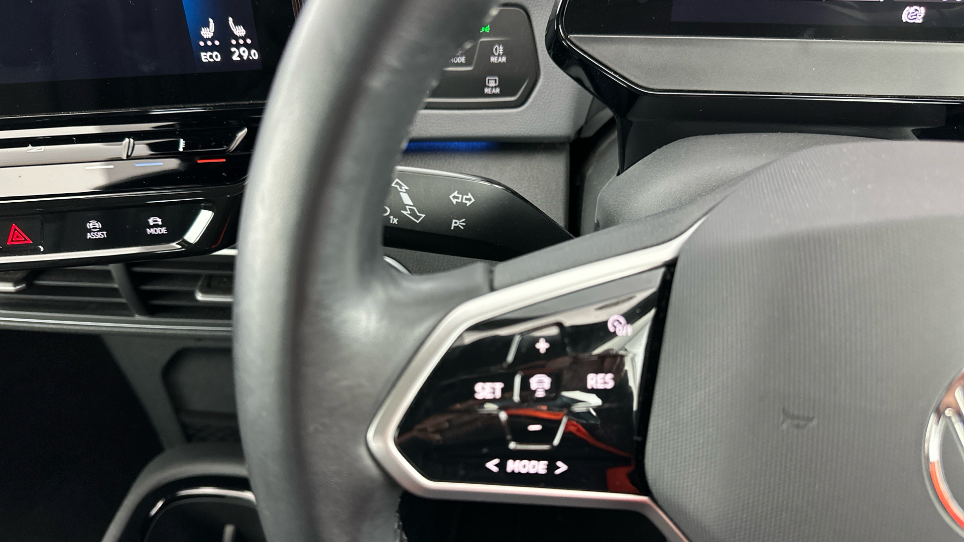 4049547 150kW Life Pro Performance 58kWh 5dr Auto