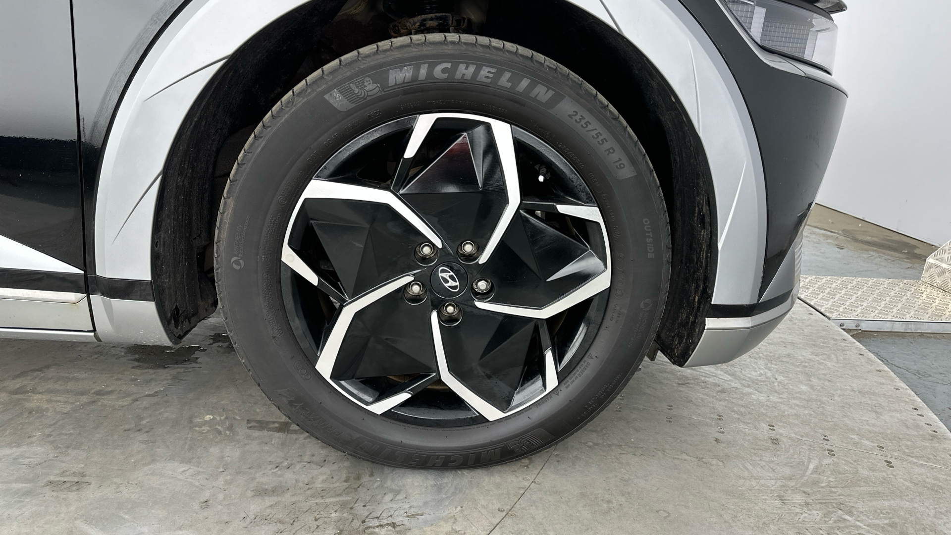 4020932 160kW Premium 73 kWh 5dr Auto