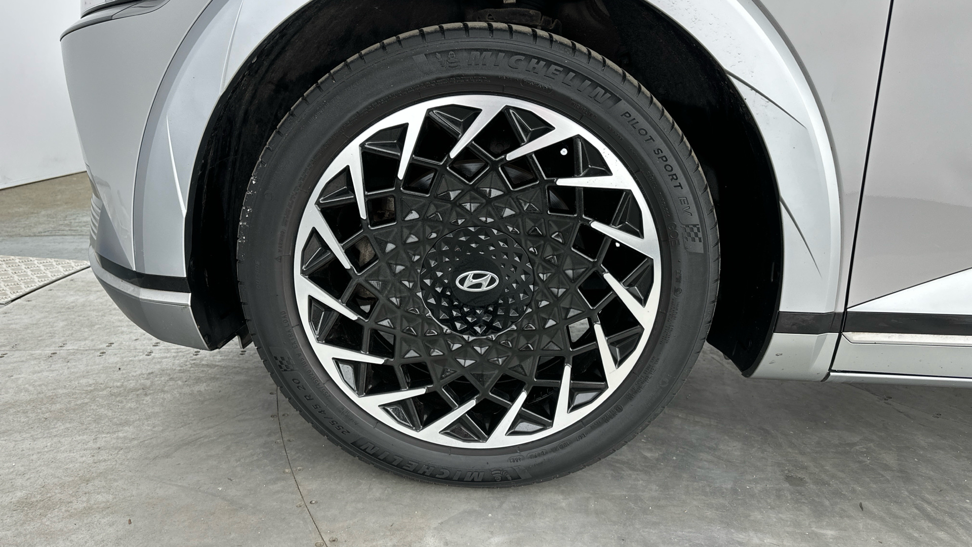 4027569 160kW Ultimate 73 kWh 5dr Auto