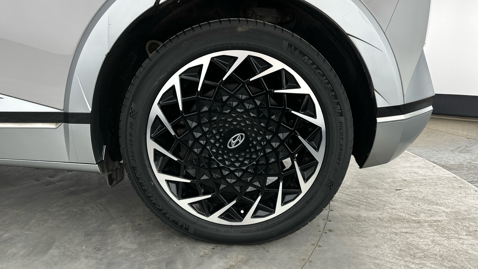 4027569 160kW Ultimate 73 kWh 5dr Auto