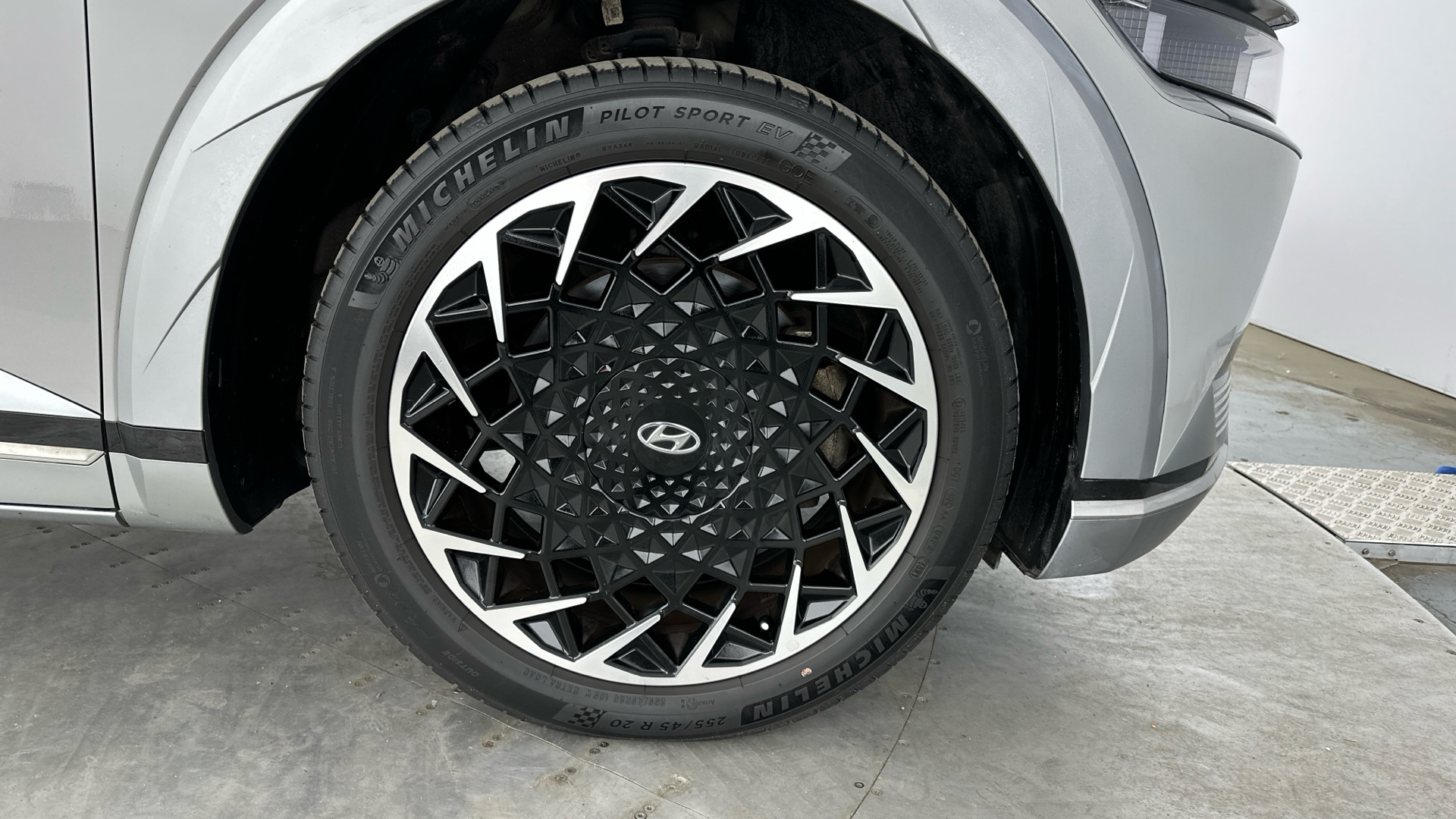 4027569 160kW Ultimate 73 kWh 5dr Auto