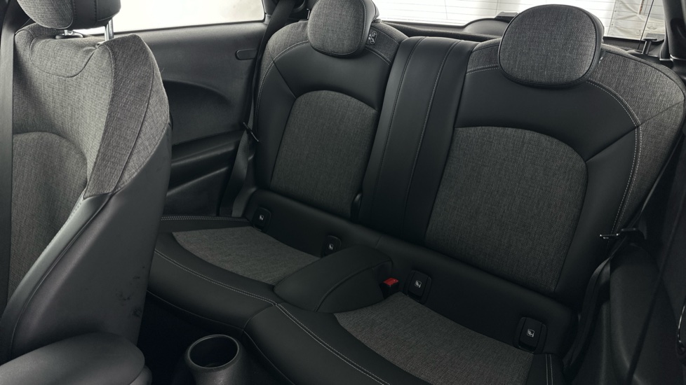 MINI HATCHBACK Image 13