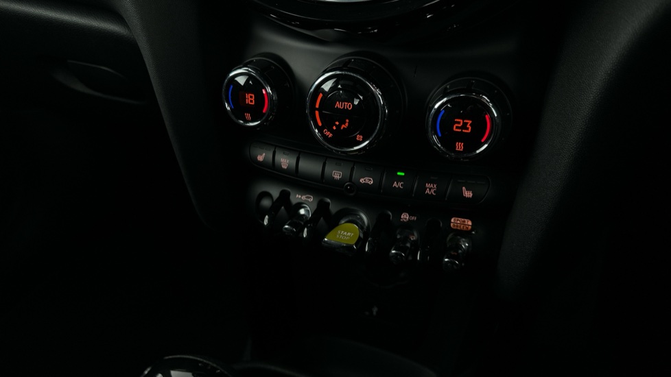MINI HATCHBACK Dual Climate Control