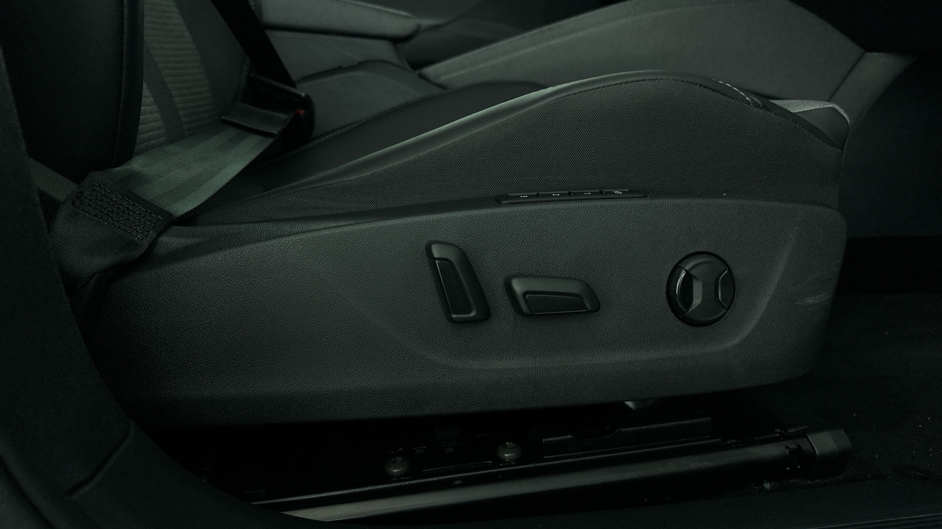 4027616 125kW 50 Edition 55kWh 5dr Auto