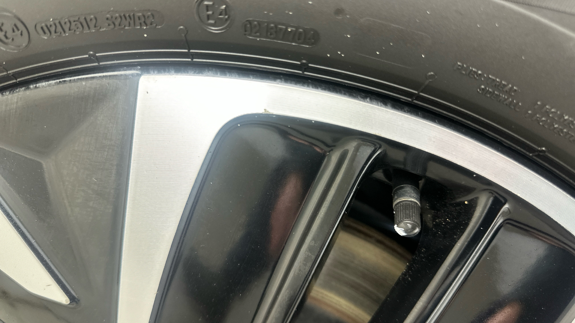 4020843 166kW GT Line 77.4kWh 5dr Auto