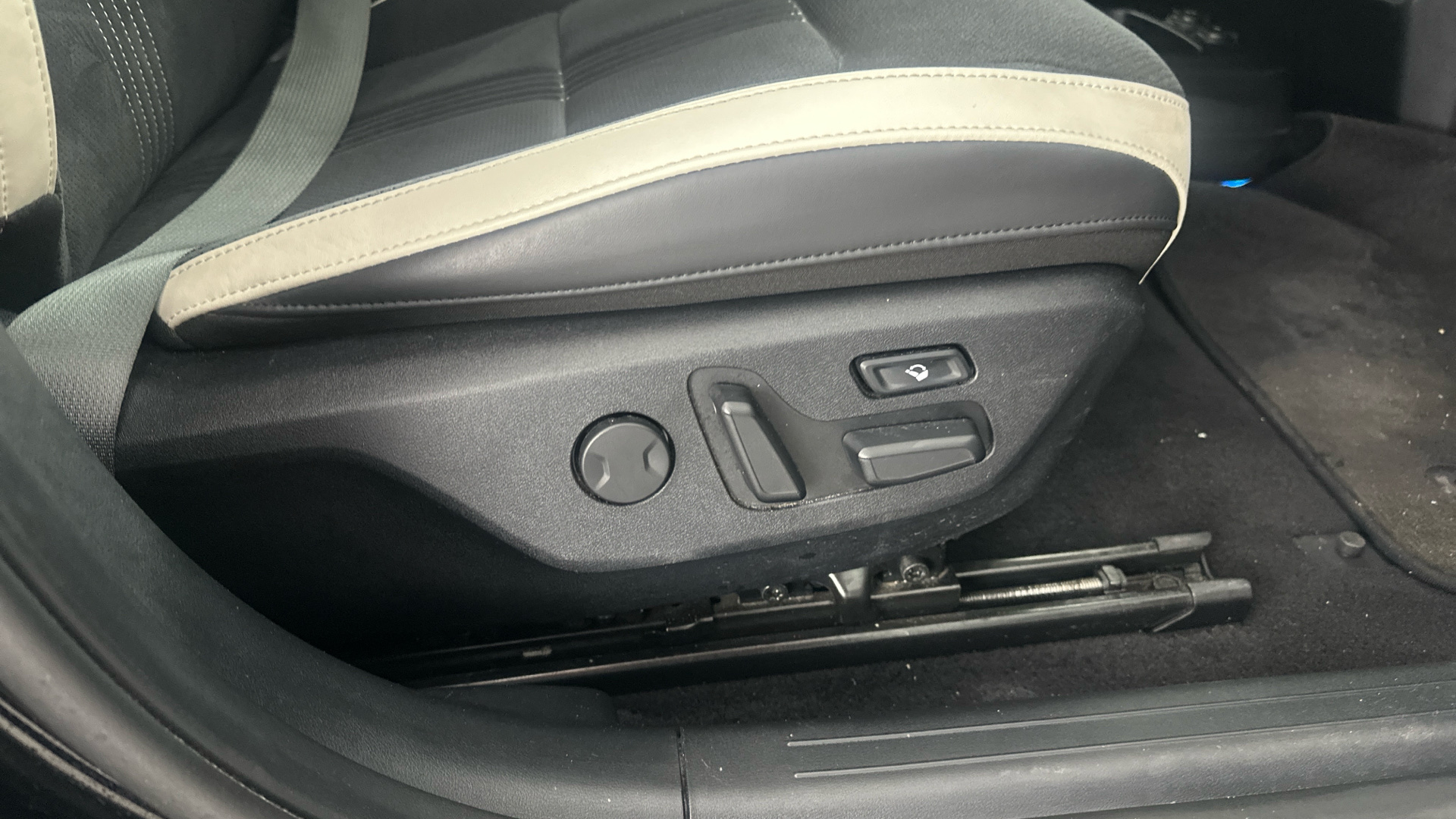 4020843 166kW GT Line 77.4kWh 5dr Auto