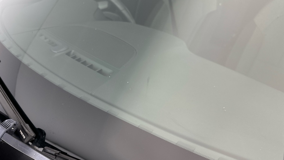 VOLVO XC40 Front Screen Chipped