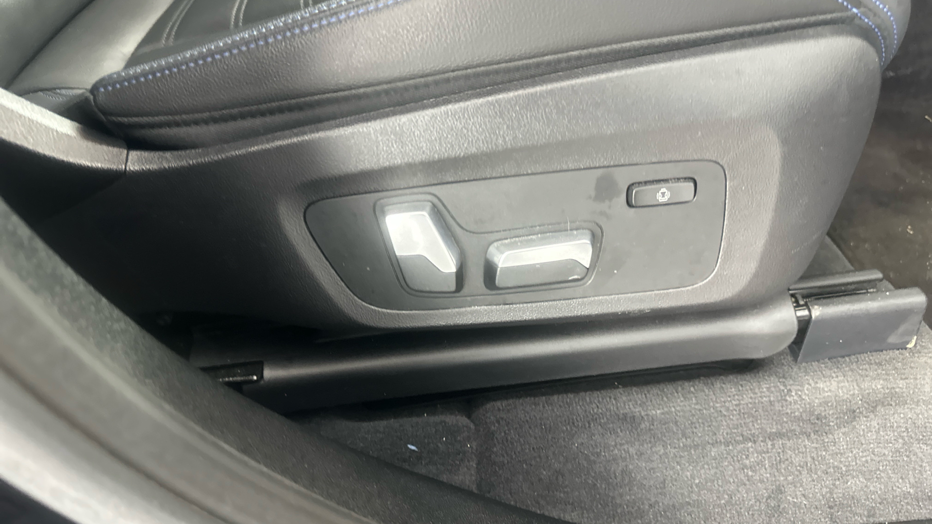 4027617 210kW M Sport 80kWh 5dr Auto