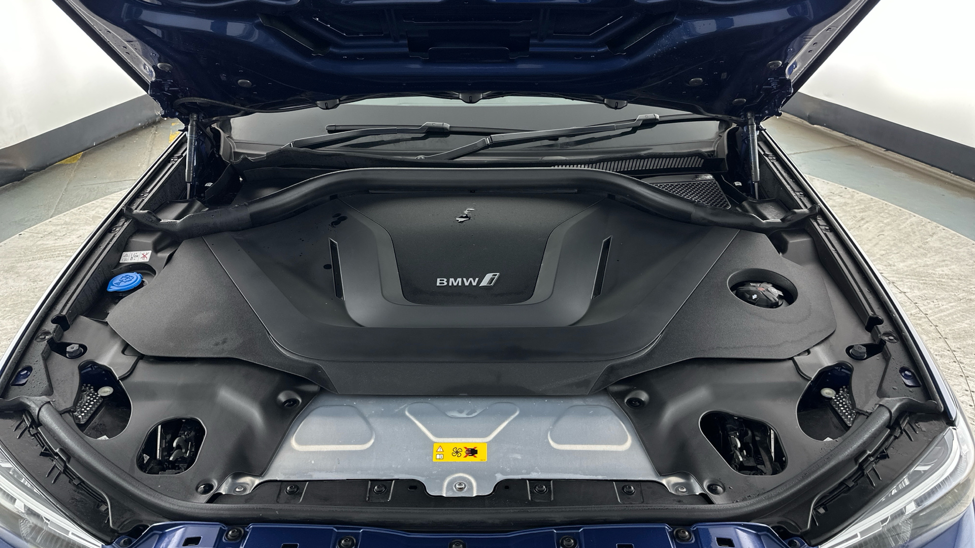 4020707 210kW M Sport 80kWh 5dr Auto