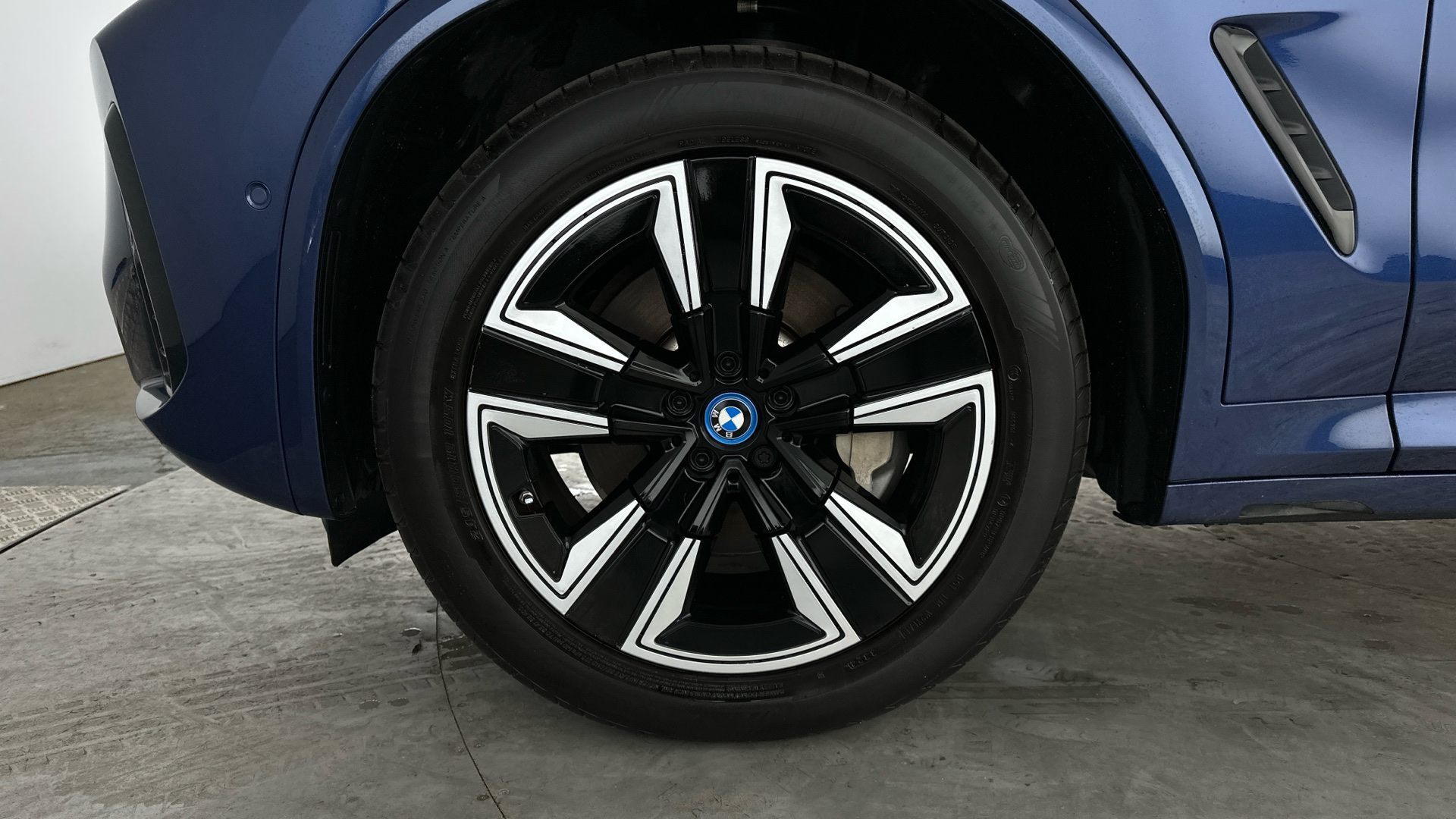 4020707 210kW M Sport 80kWh 5dr Auto