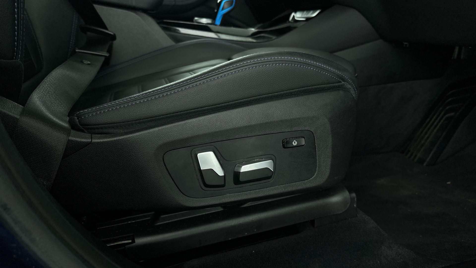 4020707 210kW M Sport 80kWh 5dr Auto