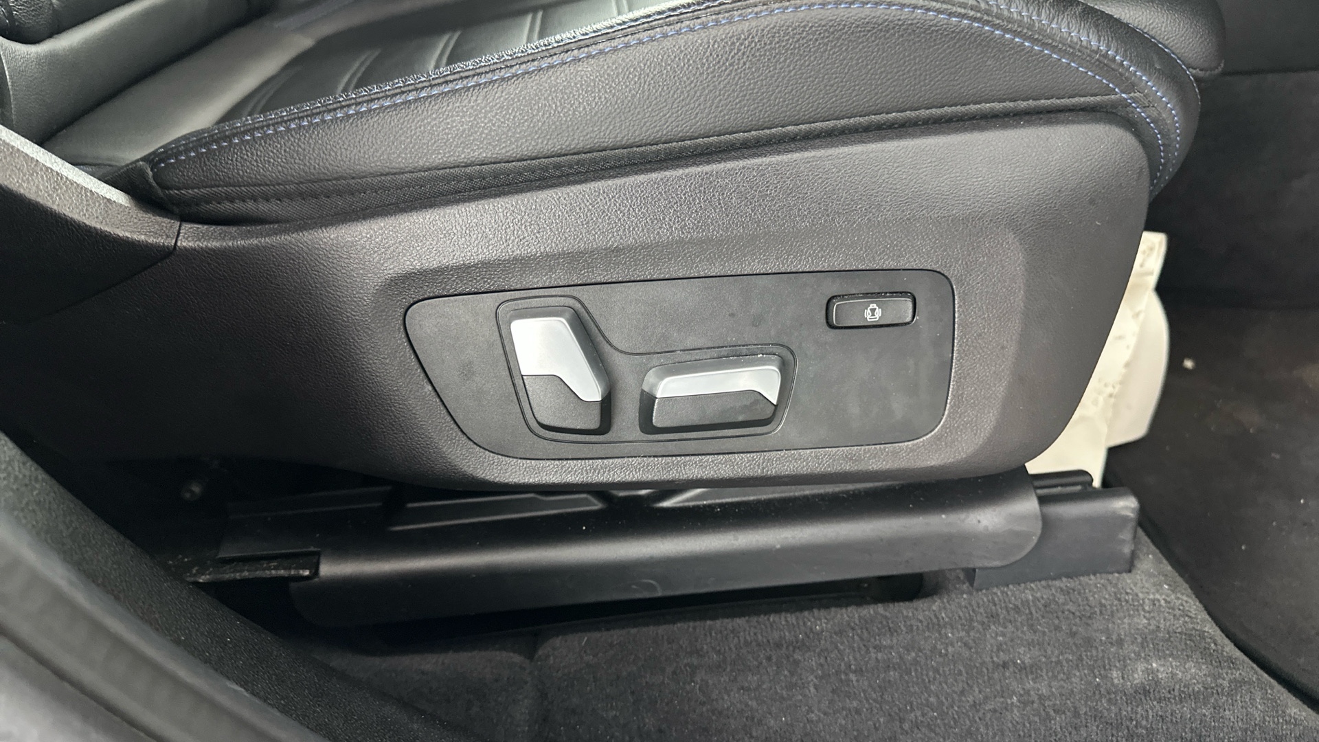 4020886 210kW M Sport 80kWh 5dr Auto