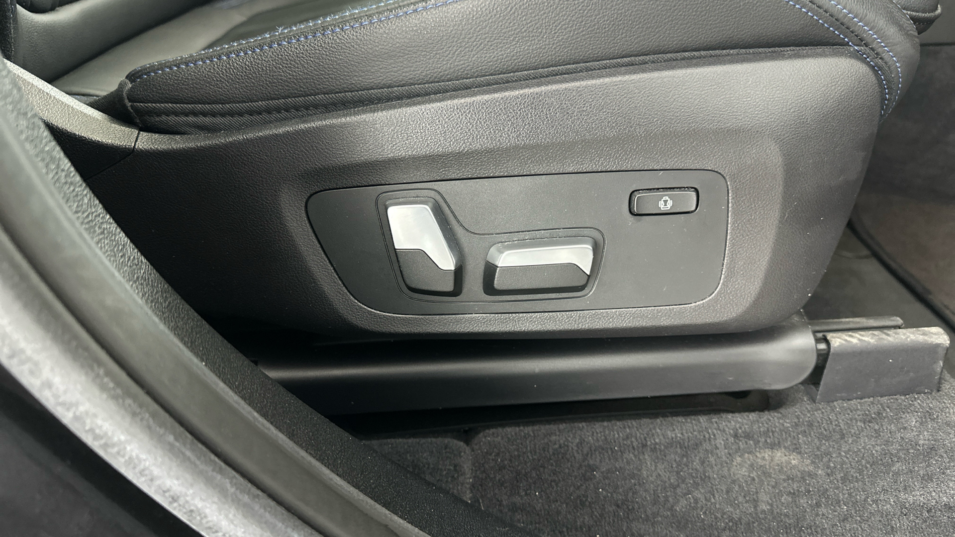 4027584 210kW M Sport 80kWh 5dr Auto