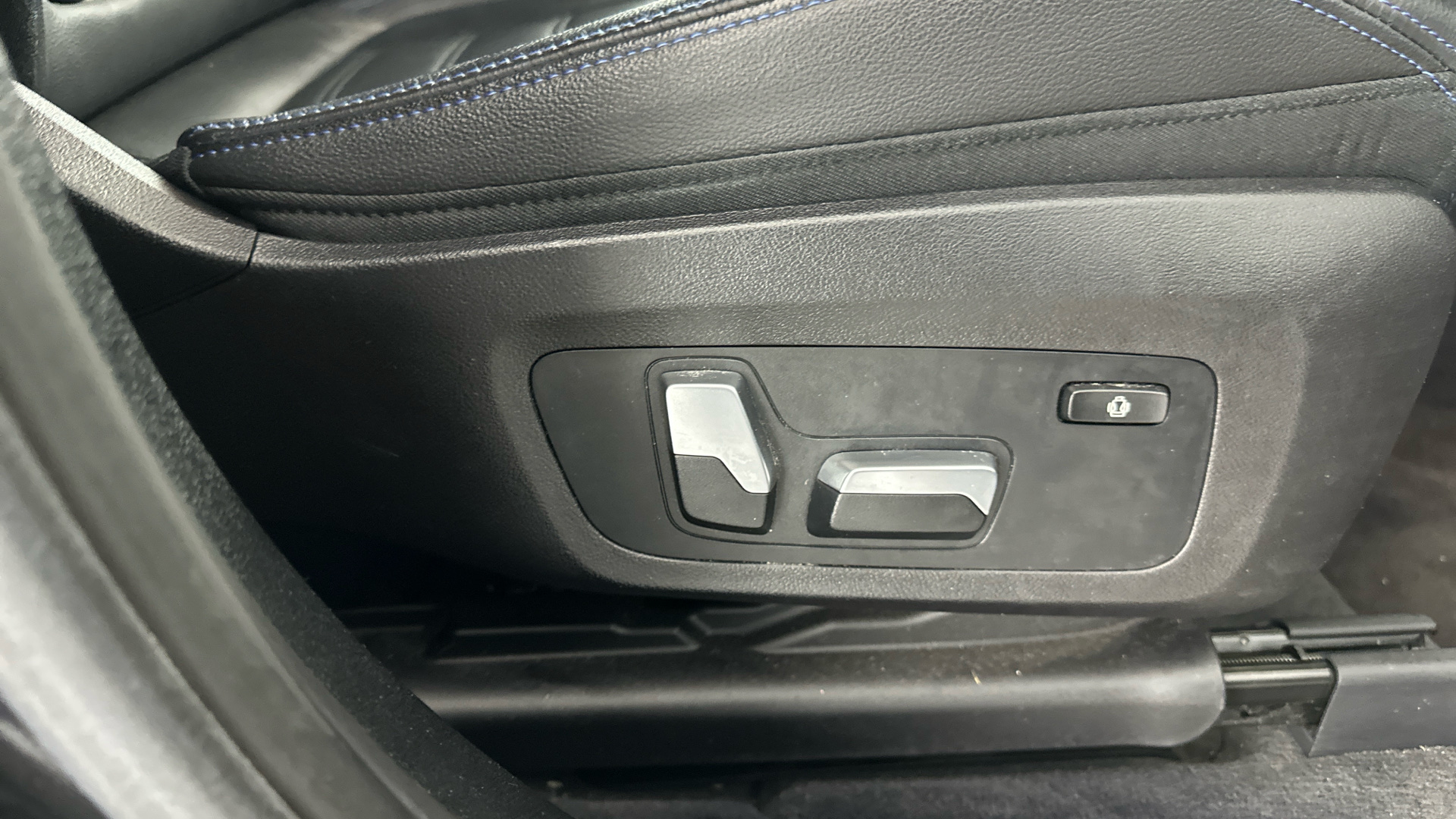 4027583 210kW M Sport 80kWh 5dr Auto