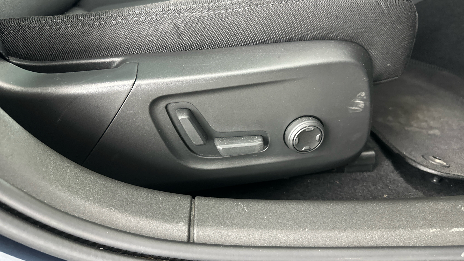 4020767 170kW 69kWh Standard Range SM [Plus] 5dr Auto