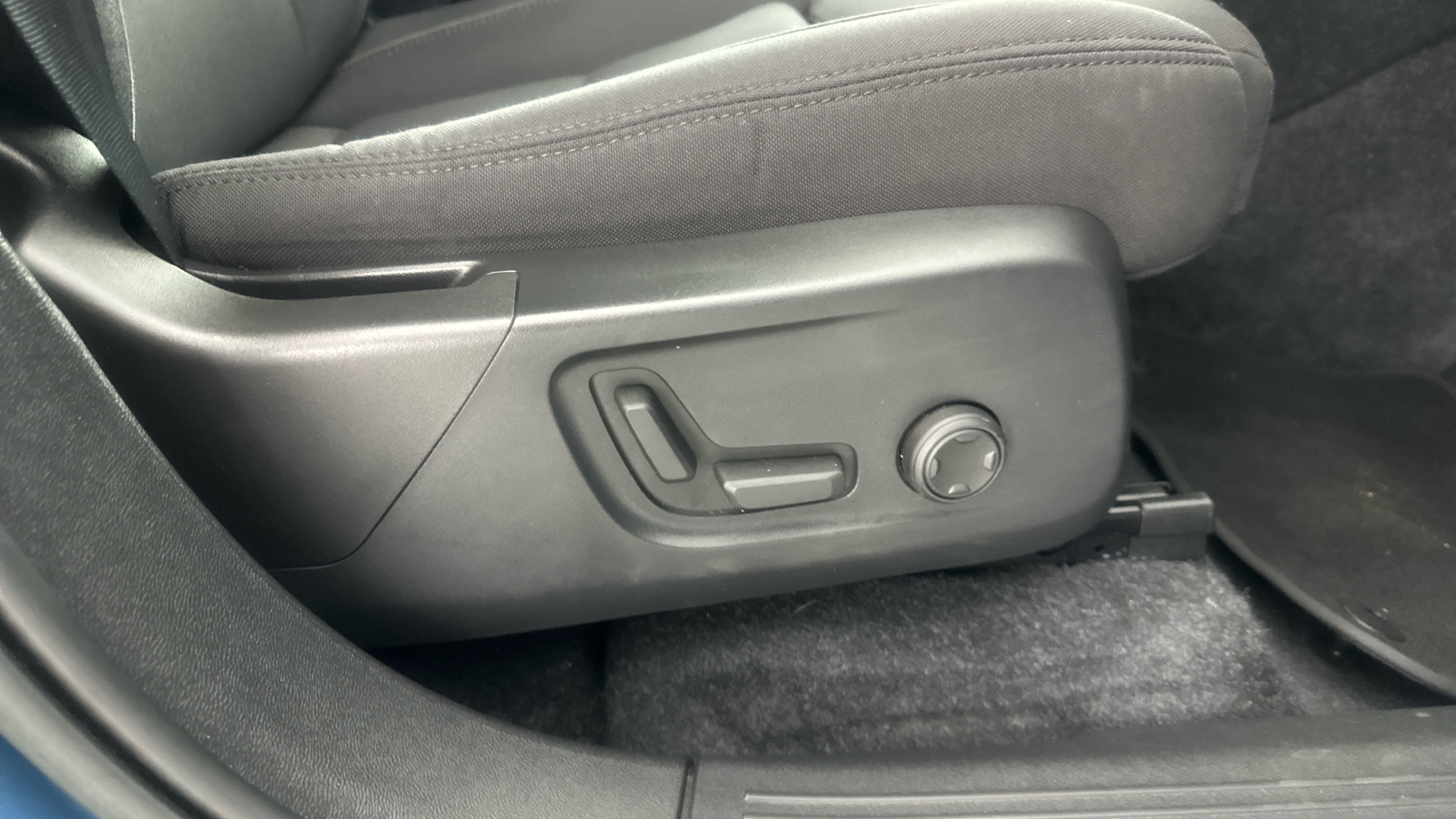 4020688 170kW Recharge Plus 69kWh 5dr Auto