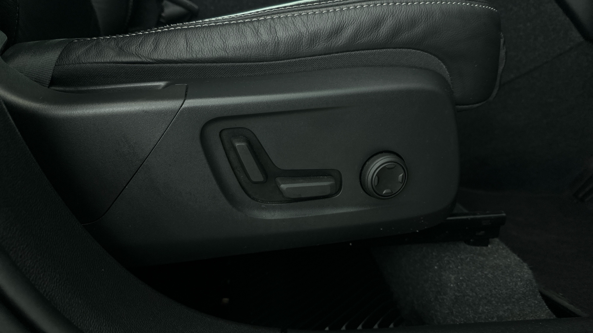 4020815 1.5 T5 Recharge PHEV Ultimate Dark 5dr Auto