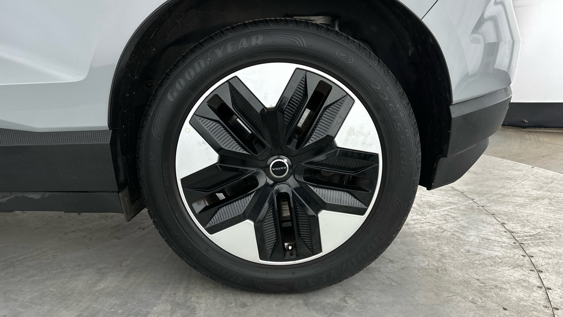 4020911 200kW Single Motor Plus 51kWh 5dr Auto