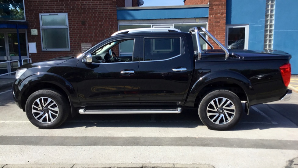 Nissan Np300 Navara Tekna Dci 2 3 4 Door 2018 At Volvo Gatwick