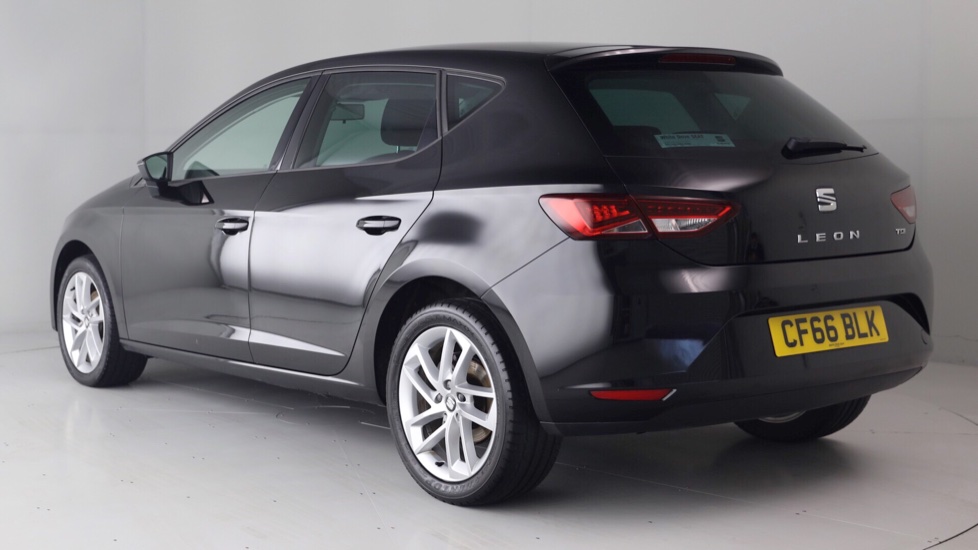 SEAT LEON HATCHBACK 1.6 TDI SE DYNAMIC TECHNOLOGY £9,270 Cardiff White