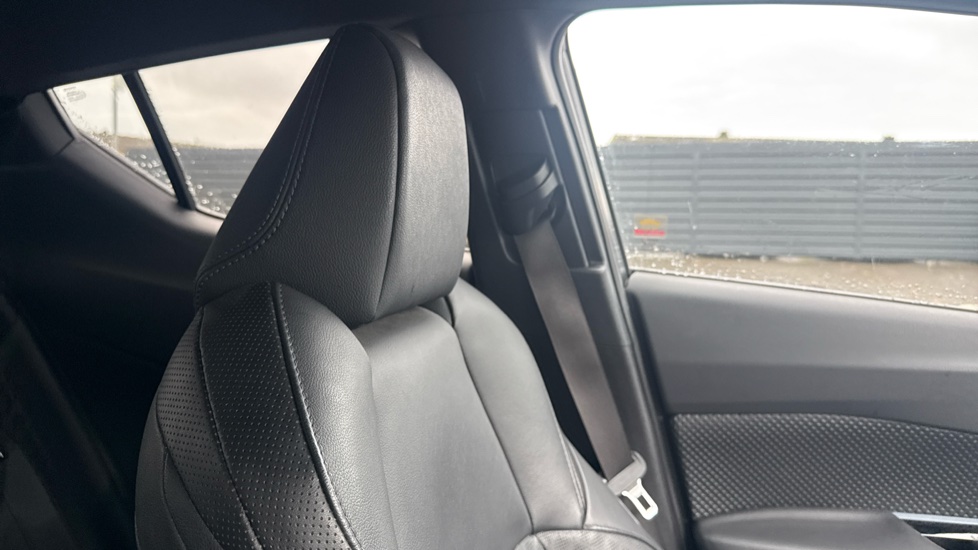 Toyota C-HR 1.8 Hybrid Design 5dr CVT Hybrid Hatchback - Image 14