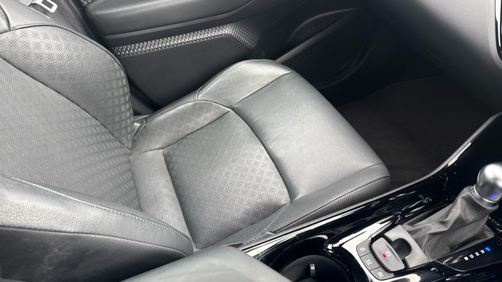 Toyota C-HR 1.8 Hybrid Design 5dr CVT Hybrid Hatchback - Image 17