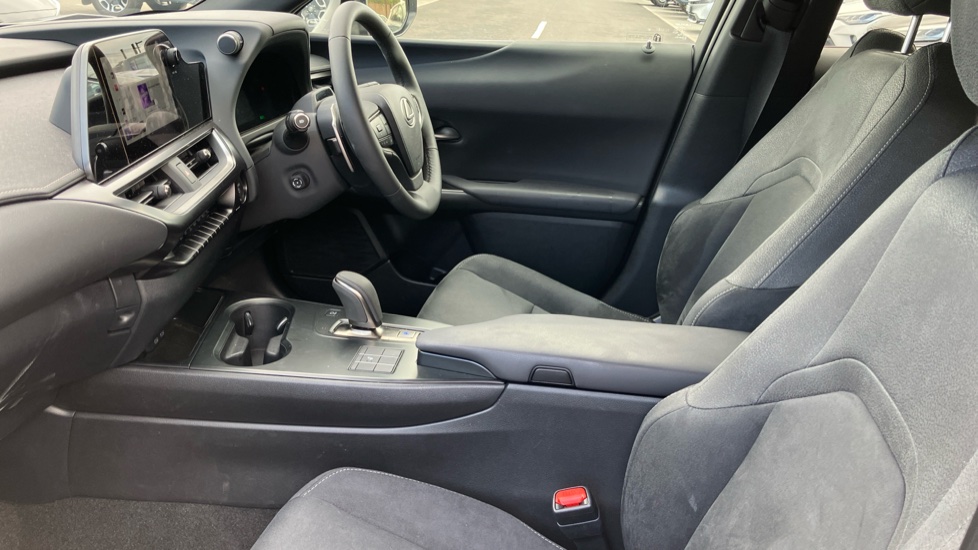 Lexus UX 300e 150kW 72.8 kWh Premium 5dr E-CVT Electric Hatchback - Image 5