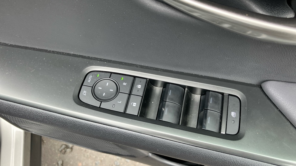 Lexus UX 300e 150kW 72.8 kWh Premium 5dr E-CVT Electric Hatchback - Image 29