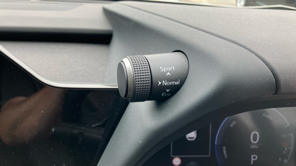 Lexus UX 300e 150kW 72.8 kWh Premium 5dr E-CVT Electric Hatchback - Image 34