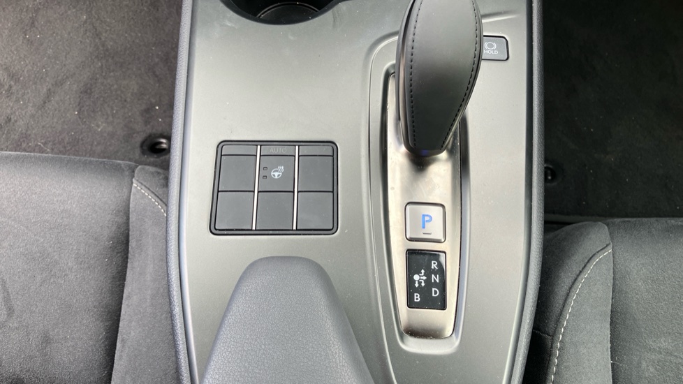 Lexus UX 300e 150kW 72.8 kWh Premium 5dr E-CVT Electric Hatchback - Image 39