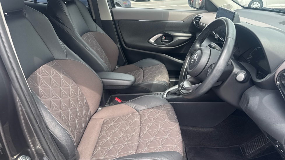 Toyota Yaris Cross 1.5 Hybrid Excel 5dr CVT Hybrid Estate - Image 12