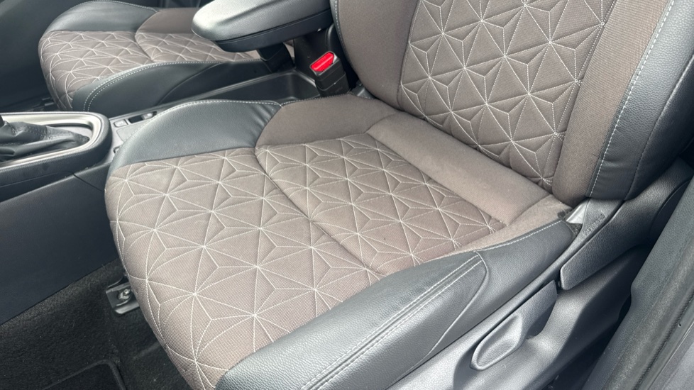 Toyota Yaris Cross 1.5 Hybrid Excel 5dr CVT Hybrid Estate - Image 17