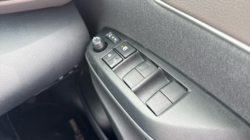 Toyota Yaris Cross 1.5 Hybrid Excel 5dr CVT Hybrid Estate - Image 38