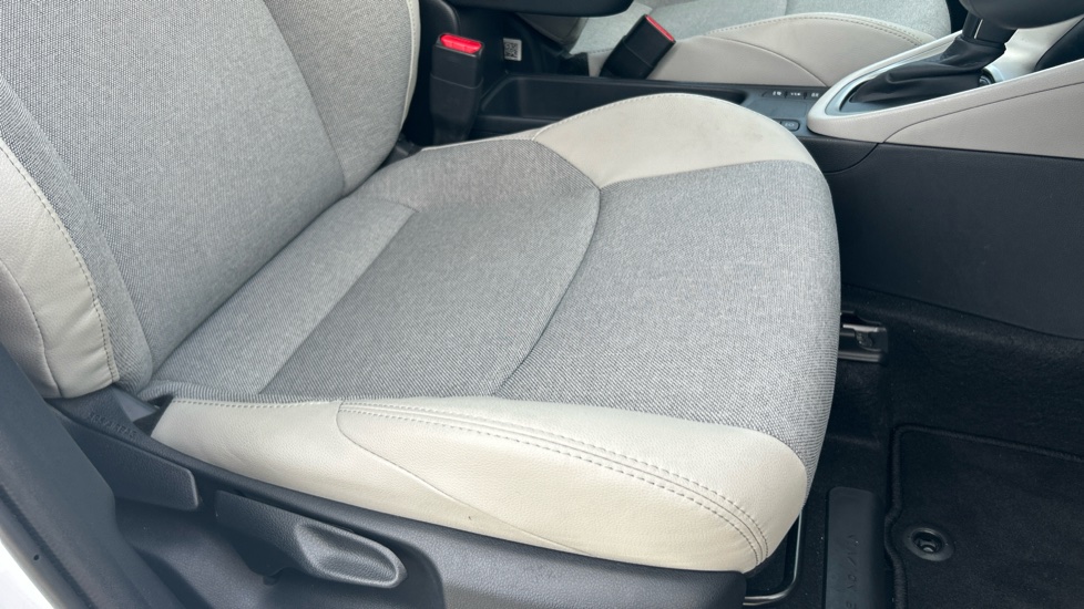 Toyota Yaris 1.5 Hybrid Excel 5dr CVT Hybrid Hatchback - Image 17