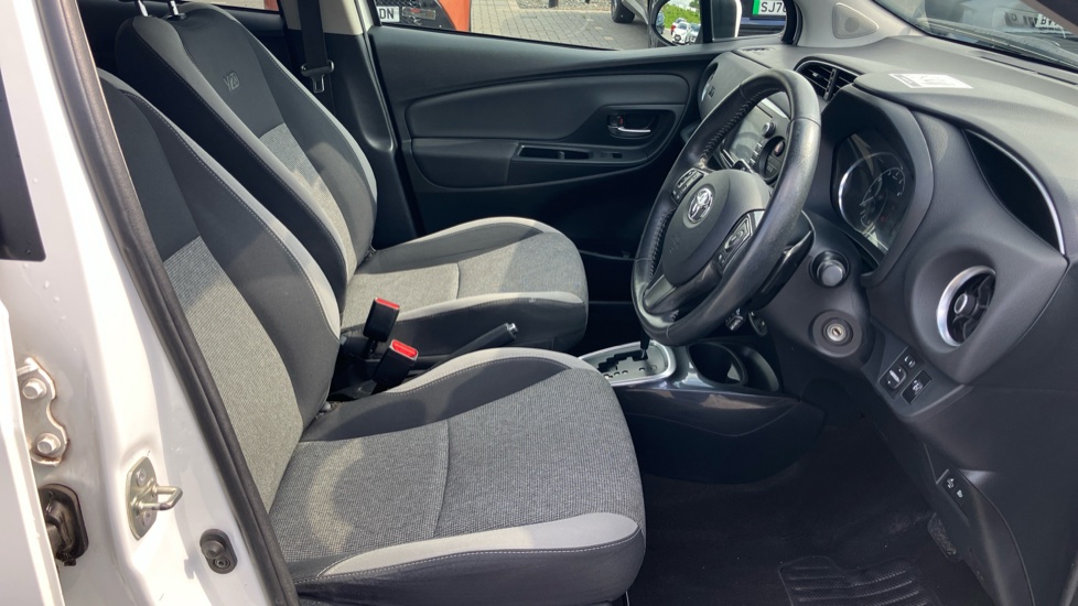 Toyota Yaris 1.5 VVT-i Y20 5dr CVT [Bi-tone] Petrol Hatchback - Image 12