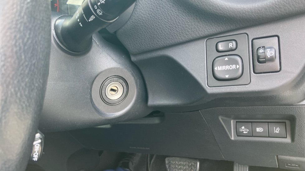 Toyota Yaris 1.5 VVT-i Y20 5dr CVT [Bi-tone] Petrol Hatchback - Image 16
