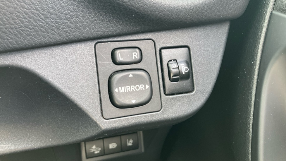 Toyota Yaris 1.5 VVT-i Y20 5dr CVT [Bi-tone] Petrol Hatchback - Image 30