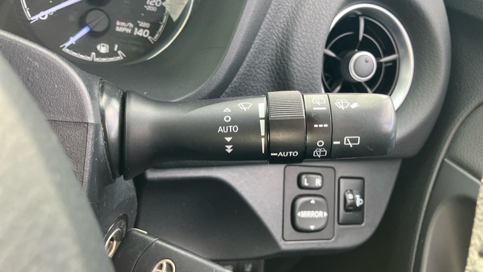 Toyota Yaris 1.5 VVT-i Y20 5dr CVT [Bi-tone] Petrol Hatchback - Image 35
