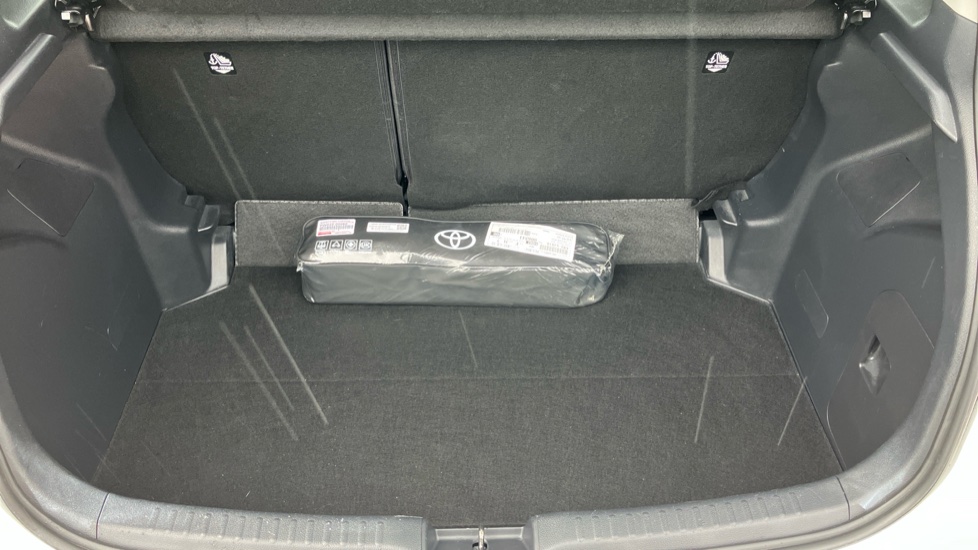 Toyota Yaris 1.5 Hybrid Icon 5dr CVT Hybrid Hatchback - Image 13
