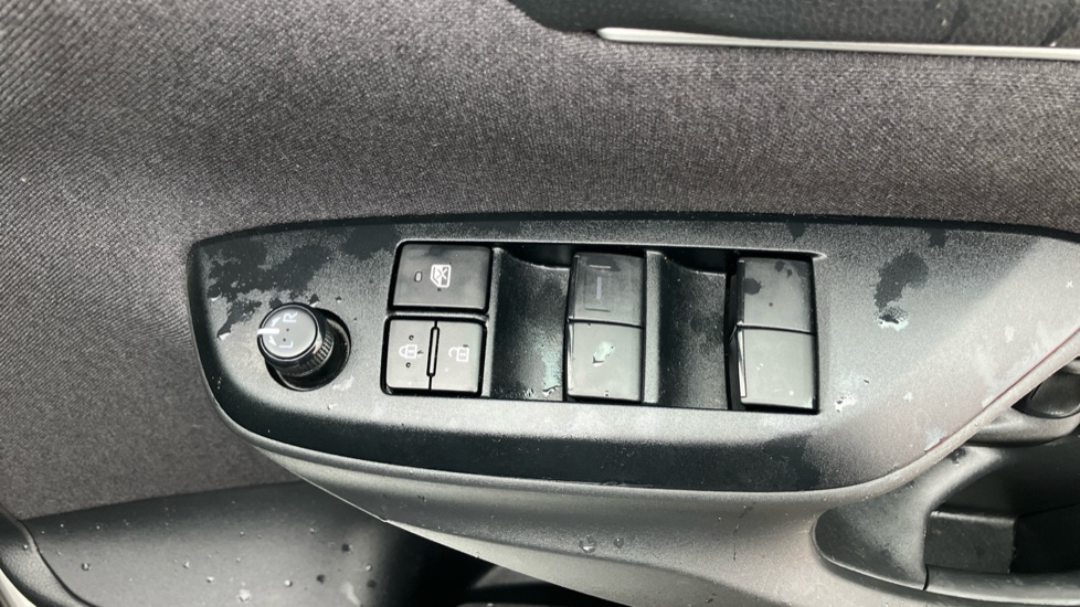 Toyota Yaris 1.5 Hybrid Icon 5dr CVT Hybrid Hatchback - Image 32