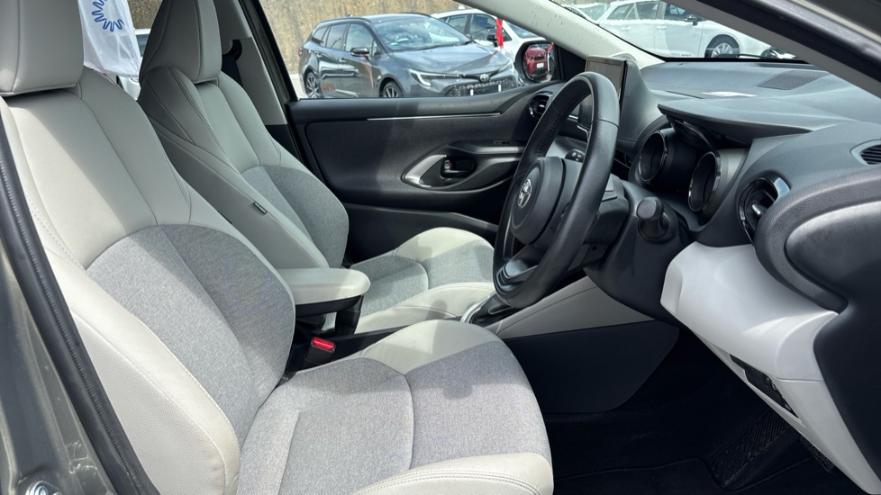 Toyota Yaris 1.5 Hybrid Excel 5dr CVT Hybrid Hatchback - Image 12