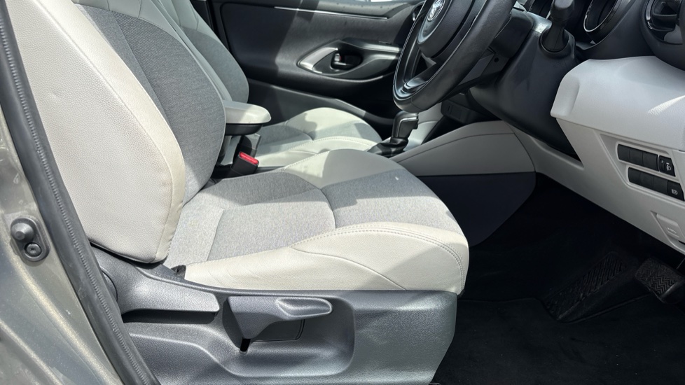 Toyota Yaris 1.5 Hybrid Excel 5dr CVT Hybrid Hatchback - Image 30