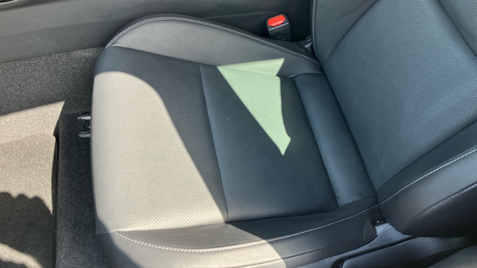 Toyota Prius 1.8 VVTi Plug-in Excel 5dr CVT Hatchback - Image 17