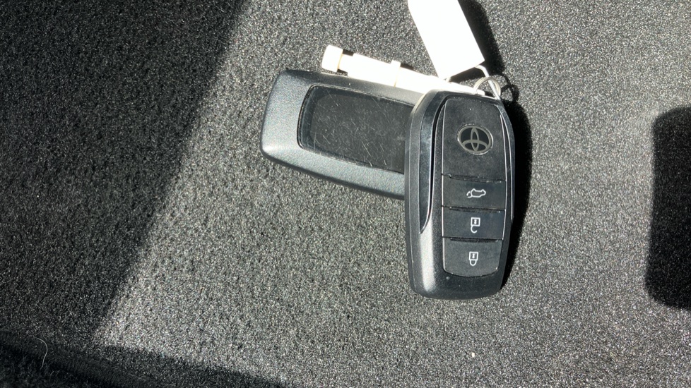 Toyota Prius 1.8 VVTi Plug-in Excel 5dr CVT Hatchback - Image 28