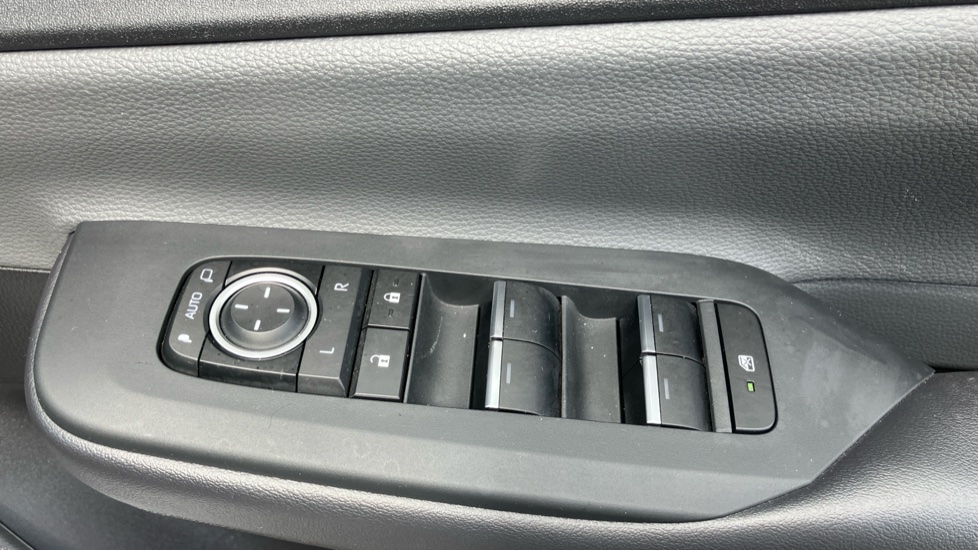 Toyota Prius 1.8 VVTi Plug-in Excel 5dr CVT Hatchback - Image 30