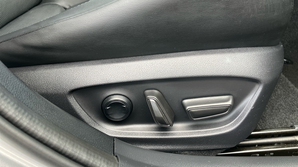 Toyota Prius 1.8 VVTi Plug-in Excel 5dr CVT Hatchback - Image 32