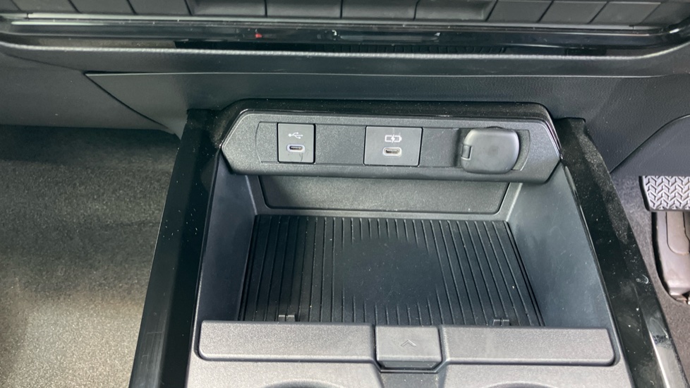 Toyota Prius 1.8 VVTi Plug-in Excel 5dr CVT Hatchback - Image 40