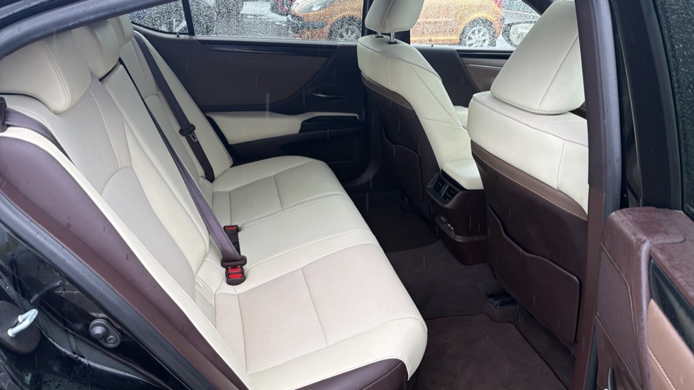 Lexus ES 300h 2.5 4dr CVT Hybrid Saloon - Image 8