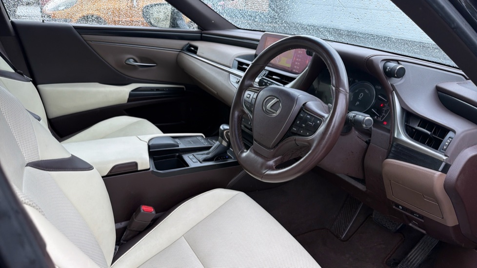 Lexus ES 300h 2.5 4dr CVT Hybrid Saloon - Image 12