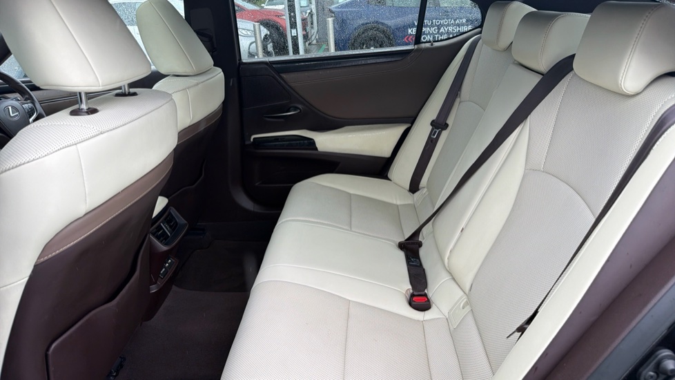 Lexus ES 300h 2.5 4dr CVT Hybrid Saloon - Image 15